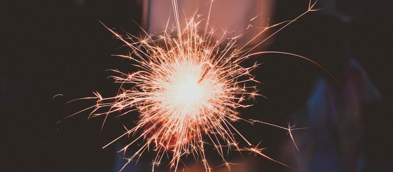 2025年全年节假日分布图，橙色标注法定假日，黄色标注调休补班日，呈现全年时间节奏